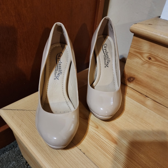 City Classified Women's Comfort Classic Pumps - Picture 3 of 13